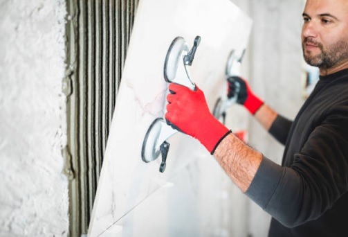 d&eacute;couvrez le prix du carrelage au m2, les facteurs qui influencent le co&ucirc;t, les gammes de prix selon le type de carrelage et obtenez des conseils pour bien estimer votre budget travaux.