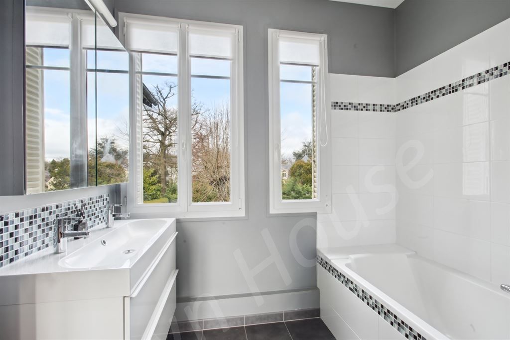 d&eacute;couvrez nos services de cr&eacute;ation et r&eacute;novation de salle de bain &agrave; vaucresson. designs modernes, mat&eacute;riaux de qualit&eacute; et accompagnement personnalis&eacute; pour sublimer votre espace.