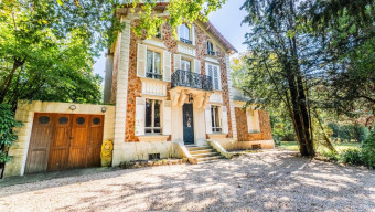 d&eacute;couvrez cette maison r&eacute;nov&eacute;e &agrave; vaucresson : charme, modernit&eacute; et confort r&eacute;unis dans un cadre verdoyant, proche de toutes commodit&eacute;s. &agrave; visiter sans tarder !