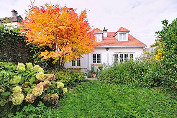 d&eacute;couvrez cette maison r&eacute;nov&eacute;e &agrave; vaucresson offrant charme, modernit&eacute; et confort. parfaite pour une famille, elle allie &eacute;l&eacute;gance et prestations de qualit&eacute; dans un environnement calme et verdoyant.