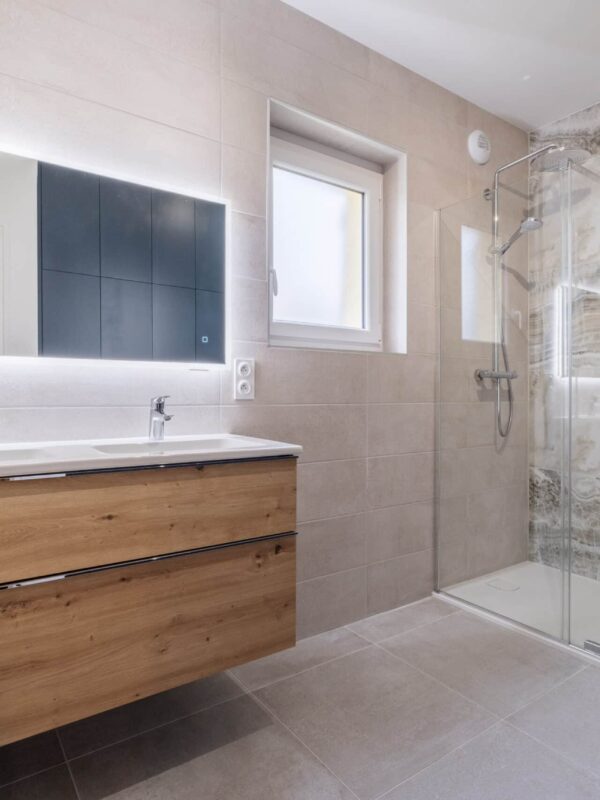 d&eacute;couvrez nos conseils et id&eacute;es pour r&eacute;ussir la r&eacute;novation de votre salle de bain : am&eacute;nagement, choix des mat&eacute;riaux, astuces et tendances pour une pi&egrave;ce moderne et fonctionnelle.